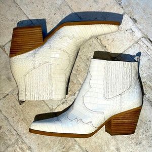 Sam Edelman white ankle boots. Size 7 1/2
